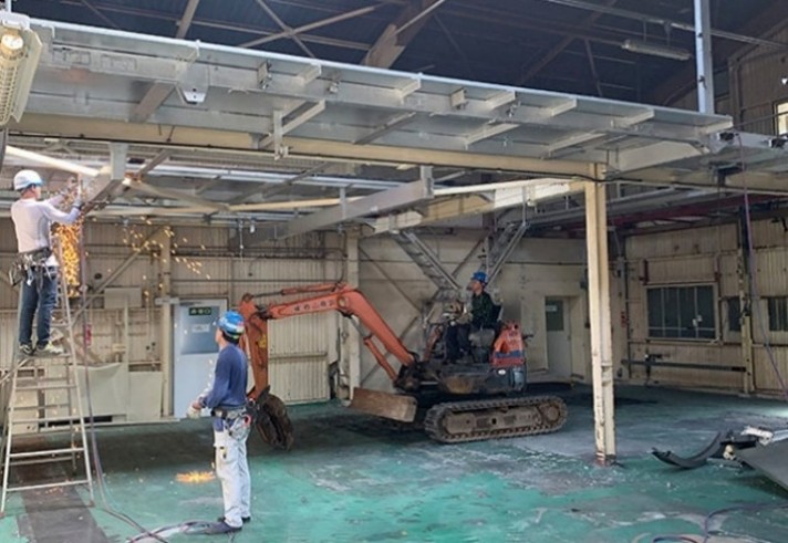老朽化した架台の解体作業